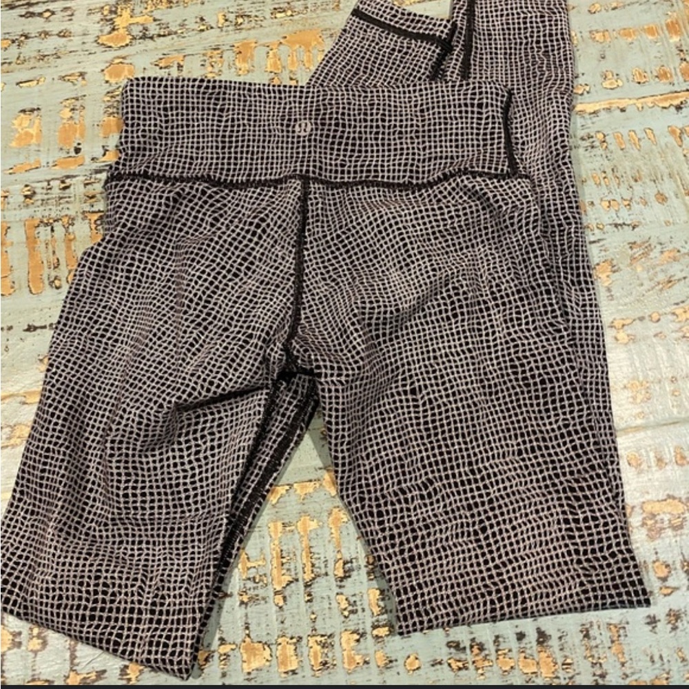 LIKE NEW LULULEMON LEGGINGS. Cute black and white pattern. Full length,Worn once